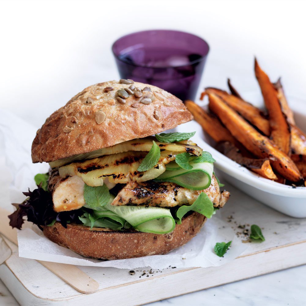 These tropical chicken burgers are a homemade takeaway favourite and are packed with fibre! ow.ly/a1uK30c2ZXi