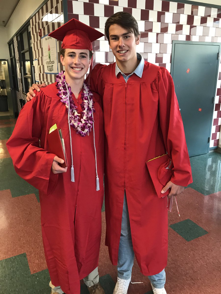 Ms__Tafoya's tweet photo. Redwood Graduation 2017!! Congrats to the Class of 2017! @RHSGiants411 https://t.co/zWIcSwTvHp