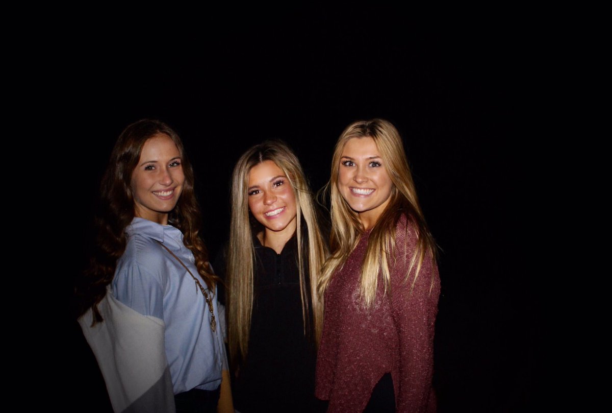 madi_walker15's tweet photo. It's national best friends day and I have the best best friends on earth. 💞 https://t.co/QxI2P3pYdl