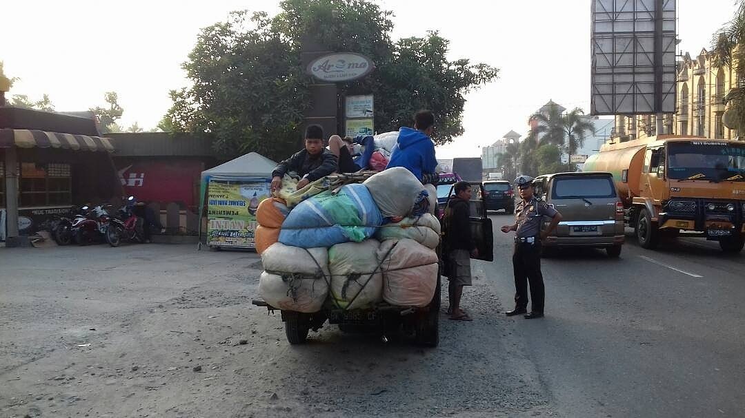 NTMCLantasPolri's tweet photo. Sat lantas polres serdang bedagai melaksanakan penindakan tilang terhadap pengguna kendaraan yg melebihi muatan https://t.co/qtEPcBN5bi