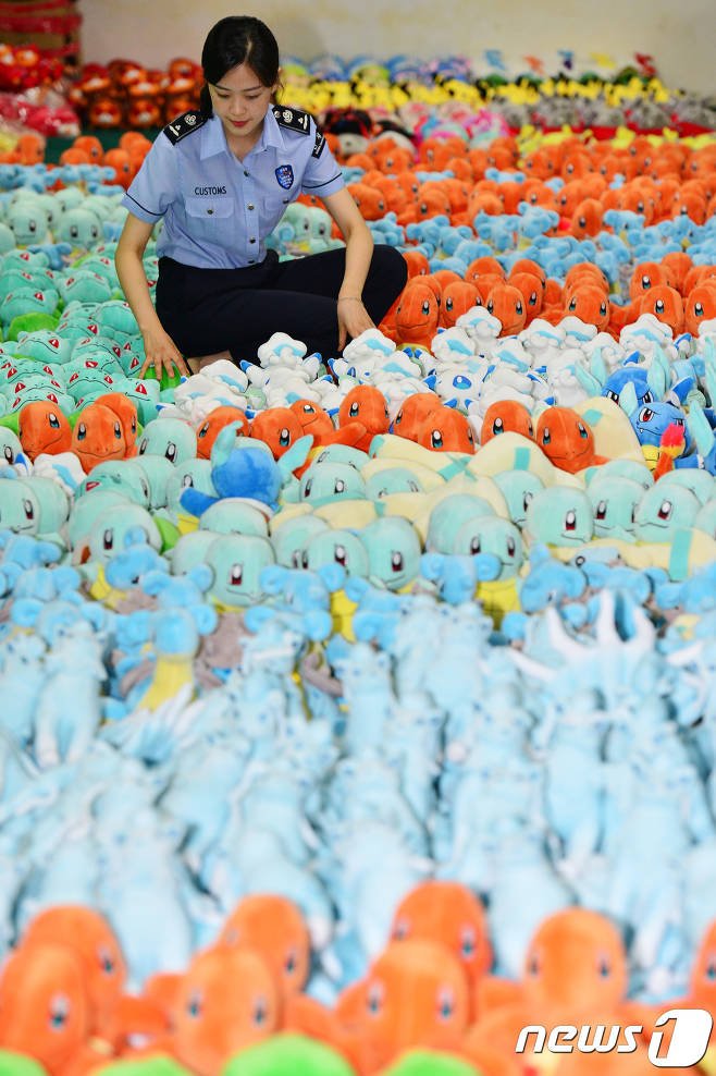 rogue_r2d2's tweet image. 사건사고 기사인데 넘 귀염.. "시가 72억원 상당의 가짜 봉제인형 53만점 적발"
v.media.daum.net/v/201706091119…