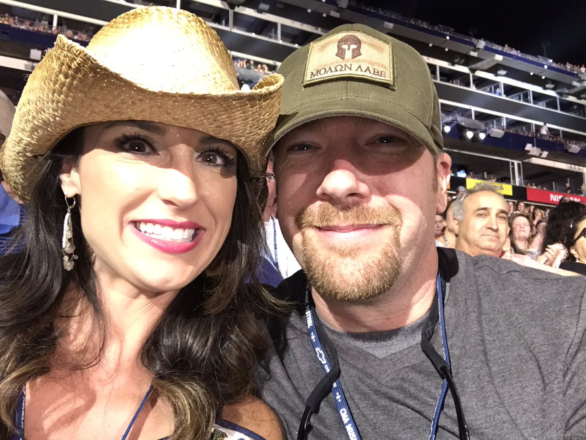 jeska08's tweet photo. #CMAfest day 1 line up is AMAZING with #surpriseguest @garthbrooks !!!!!! Now to win that #cmaguitar https://t.co/VsVecy26pe