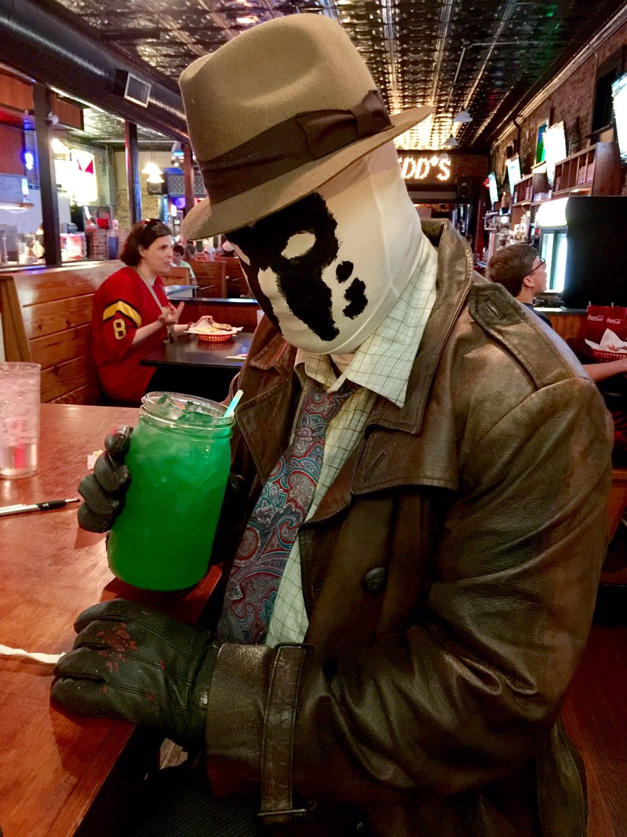 Have_Geek's tweet photo. Dinner in #MetropolisIL with friends at #FatEdds - trying the #Kryptonite drink ...Hurm... #Watcman #Rorschach #Cosplay #SupermanCelebration https://t.co/eKEMyAyu02