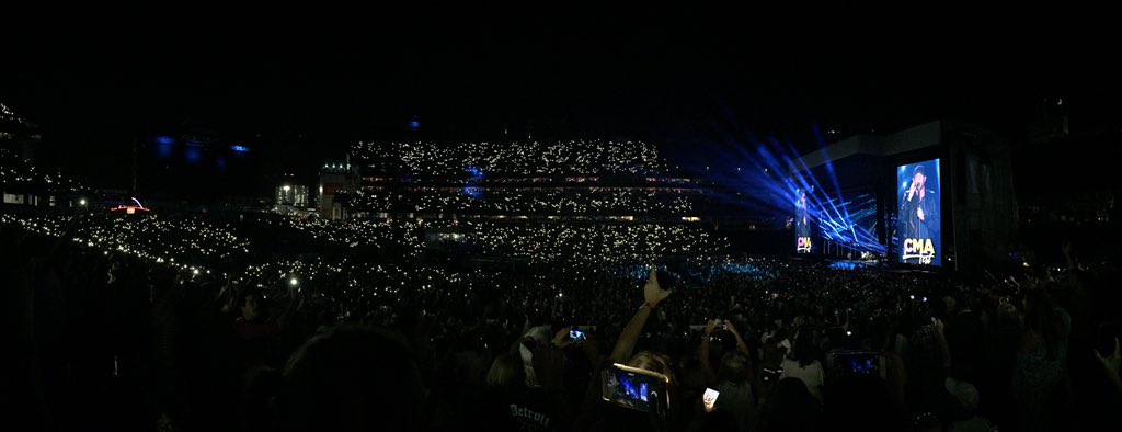 superdryseattle's tweet photo. #cmaguitar what a night!!! Best night ever! #cmafest https://t.co/qqZc2G1zaz
