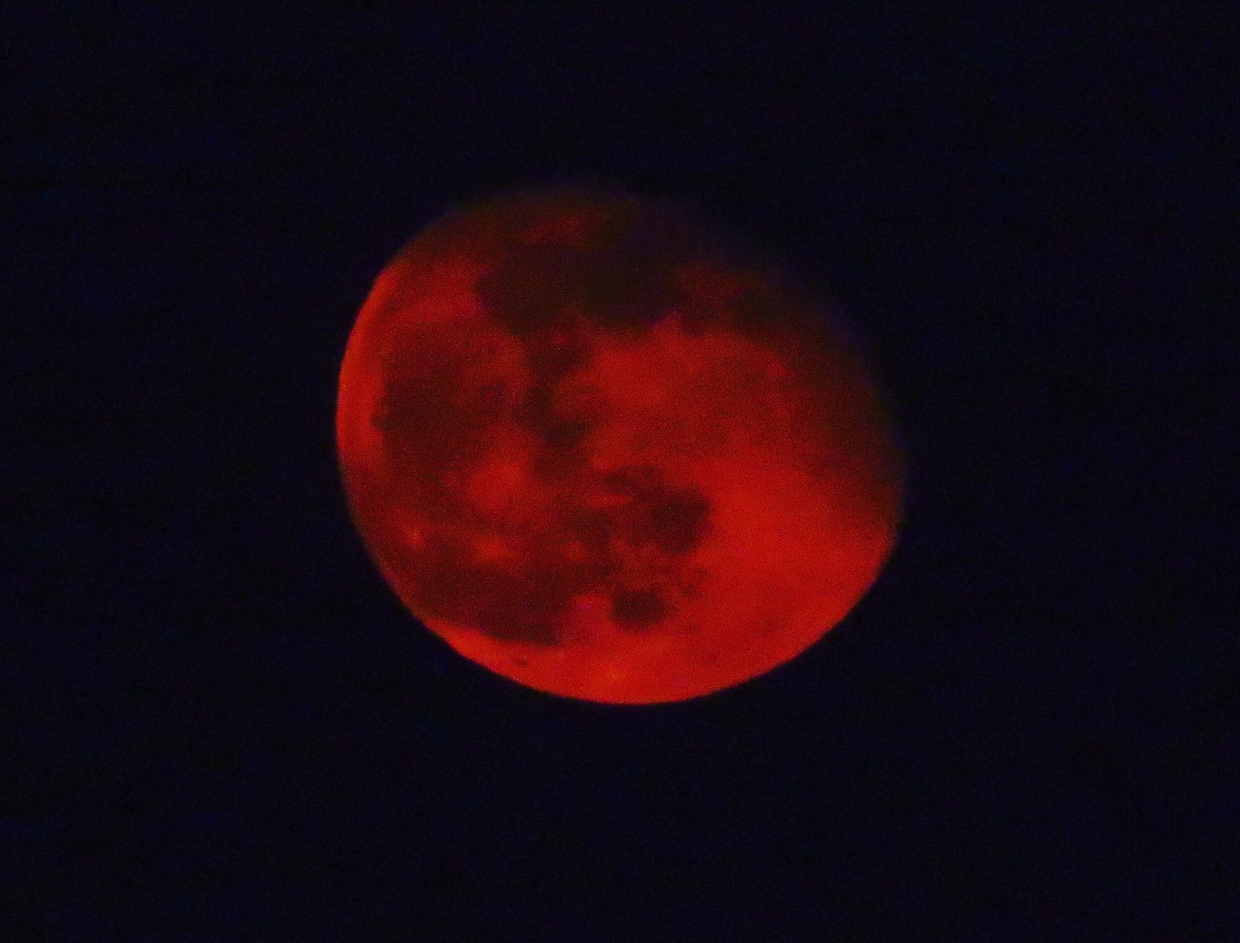 荒木健太郎 今夜は今年最も小さな満月 の ストロベリームーン 赤っぽい色だからこの呼び名なのではなく 元来アメリカでのイチゴ収穫期 6月 の満月だからだそう 赤っぽい月は大気層を通る月光がレイリー散乱の影響を受けたもので 月の高度が低い時に