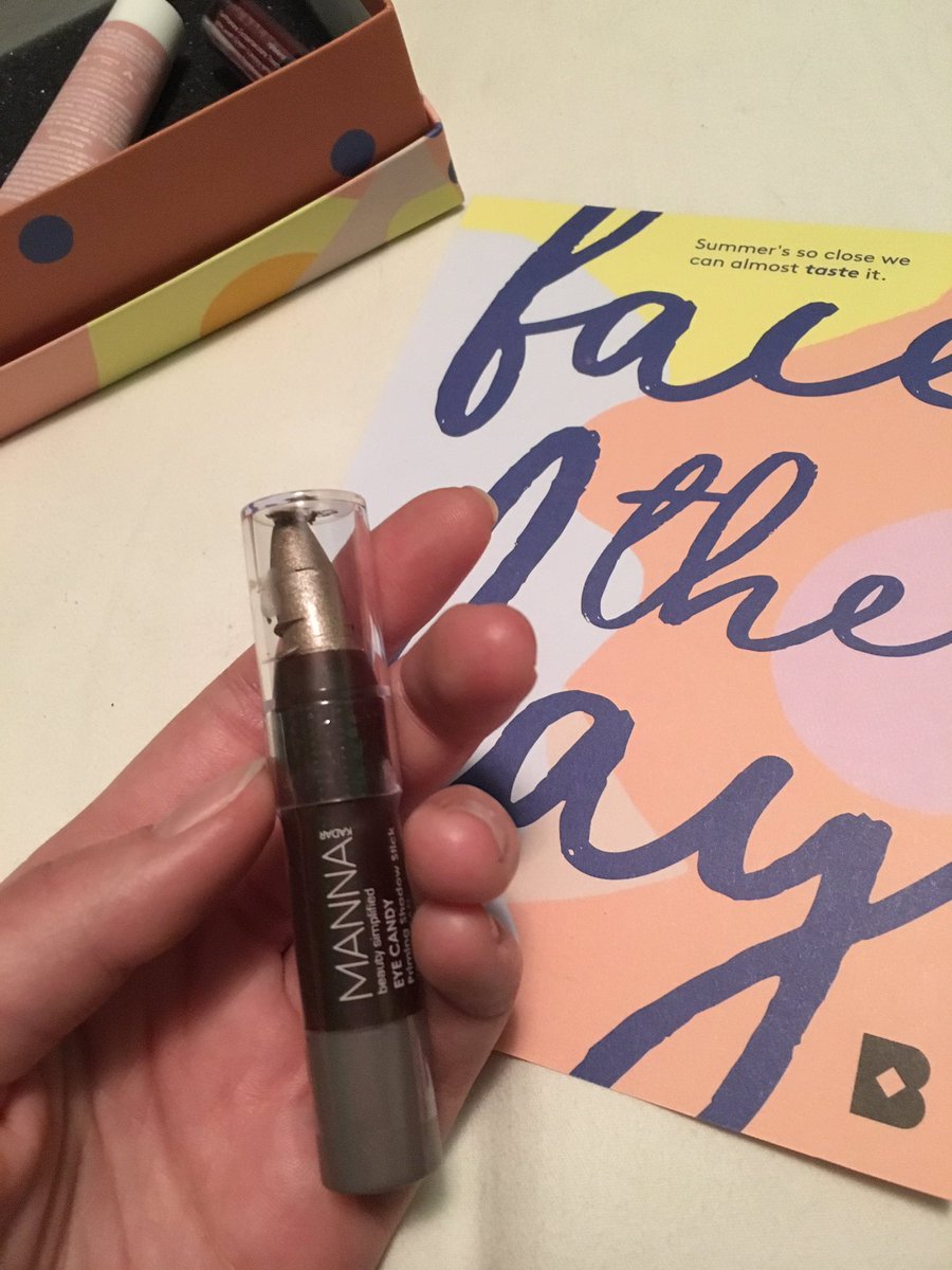maggie_schmitz's tweet photo. @birchbox the feeling when you finally get your box and your eyeshadow sample is broken 🤦🏻‍♀️💔😩 https://t.co/MDWBCO258X