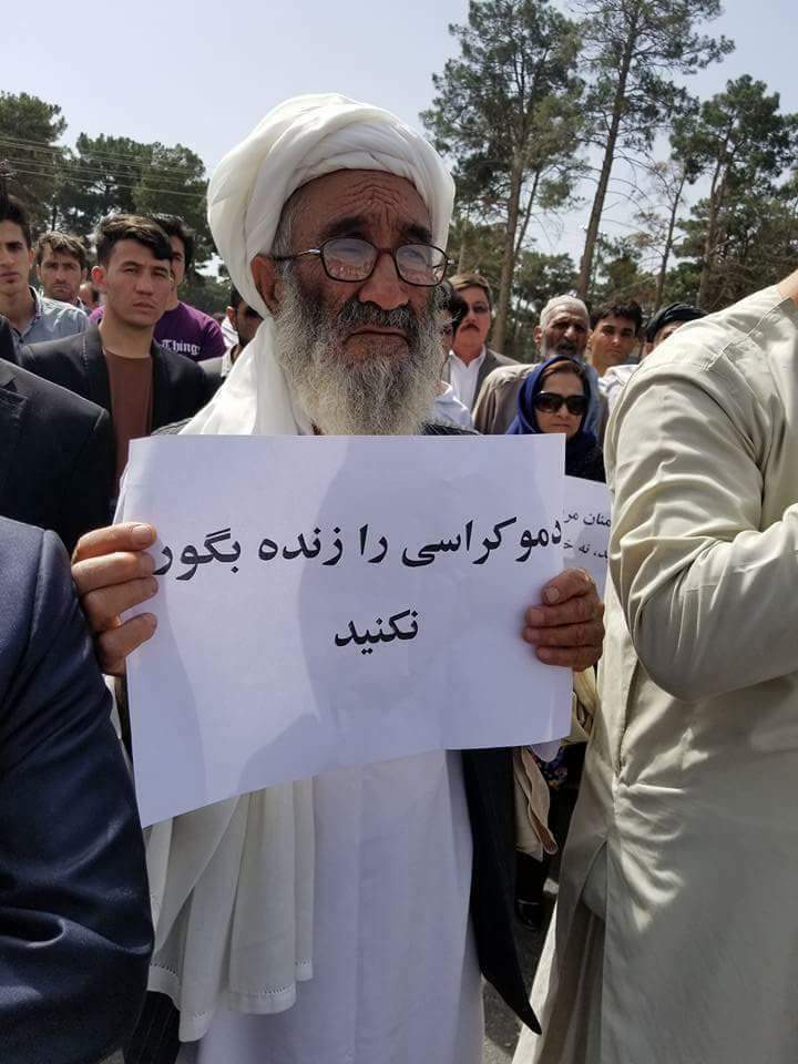 MHassnzade's tweet photo. اگر سران جمعیت و سپیدار بیایند تیم غنی را محکوم کنند و برای مردم عدالت بخواهند دروغ است.این را خر هم باور نمی کند. https://t.co/bokCUjiHXZ