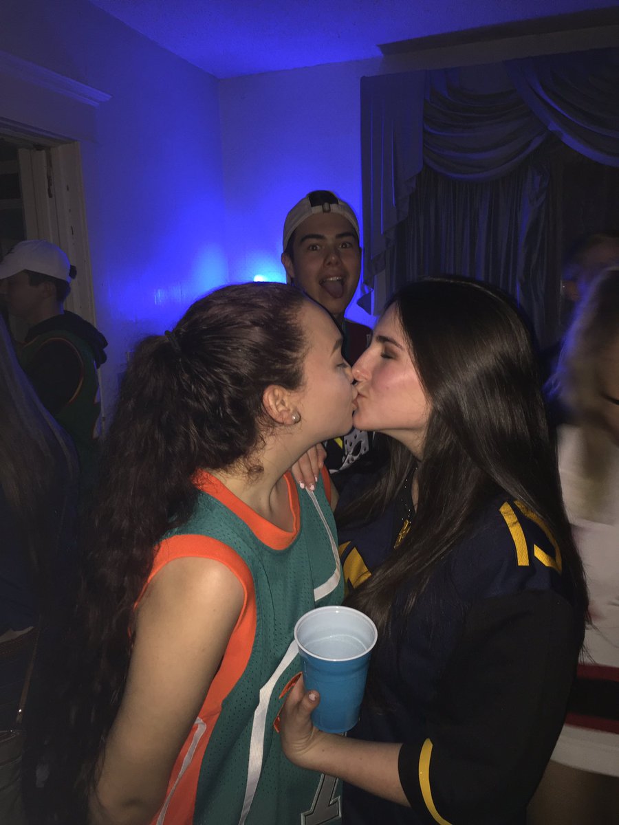 lexyksiouar_'s tweet photo. loves these fuckers #bestfriendday https://t.co/MEEU4RNssG