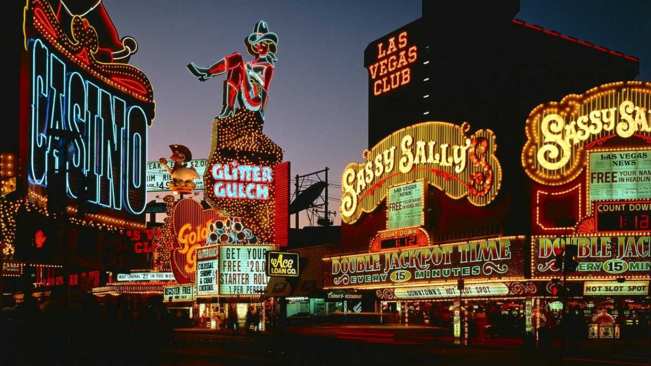 ラスベガス日報 En Twitter ダウンタウンで古いカジノを潰して新しいカジノを建設するため 6月12日にカウガールのvegas Vickieを撤去する予定 1980年にストリップクラブの看板として製作 1994年に先輩のvegas Vicと結婚してsassy Sallyから改名した 新しい設置場所