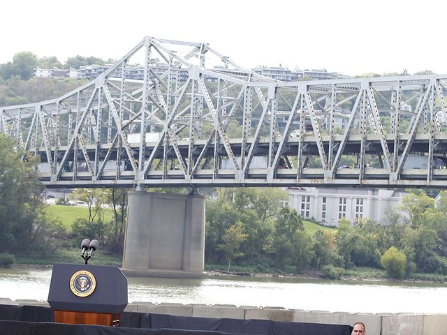 WCPO's tweet image. Trump doesn't have any intention of fixing the Brent Spence Bridge, DNC chair @TomPerez said today. bit.ly/2rHbvRU