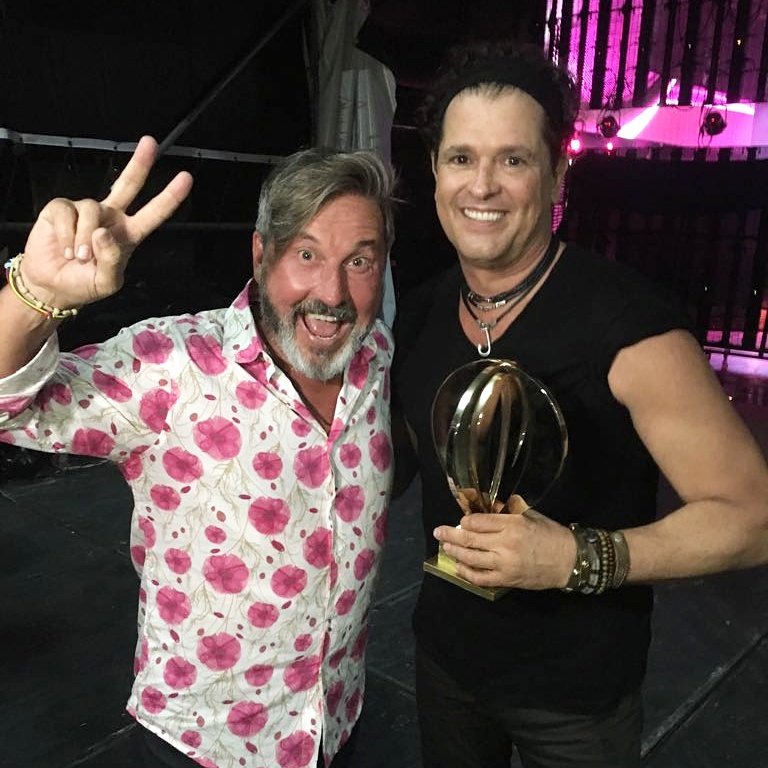 carlosvives's tweet photo. Gracias a @lospremiosheat feliz con mi #PremioOro y más aún por haberlo recibido de manos de mi amigo @montanertwiter #PremiosHeat #CapCana https://t.co/HzzuM0R5Vm