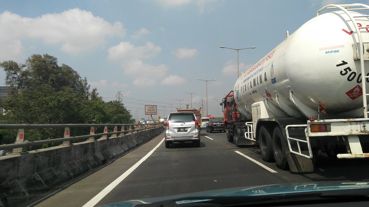 lewatmana's tweet photo. #JKTT RT @habib_lho: Rawamangun arah Cawang padat sebaliknya ramai lancar https://t.co/gxs3m6hIw9 (via @nabilaaII)