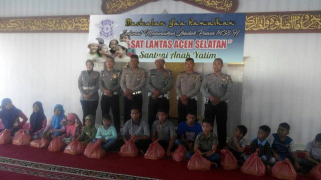 ditlantasaceh's tweet photo. Satlantas Polres Aceh Selatan Santuni Anak Yatim https://t.co/izoZPjBk3v https://t.co/Xa5PyZ5GiU