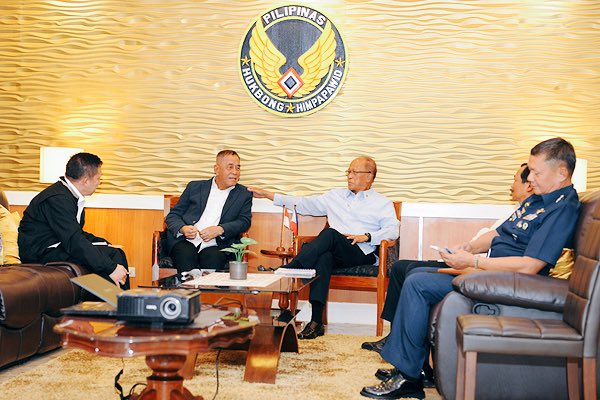 Menhan RI bertemu dengan Menhan Filipina menyampaikan dukungan terhadap penanganan krisis di Marawi.