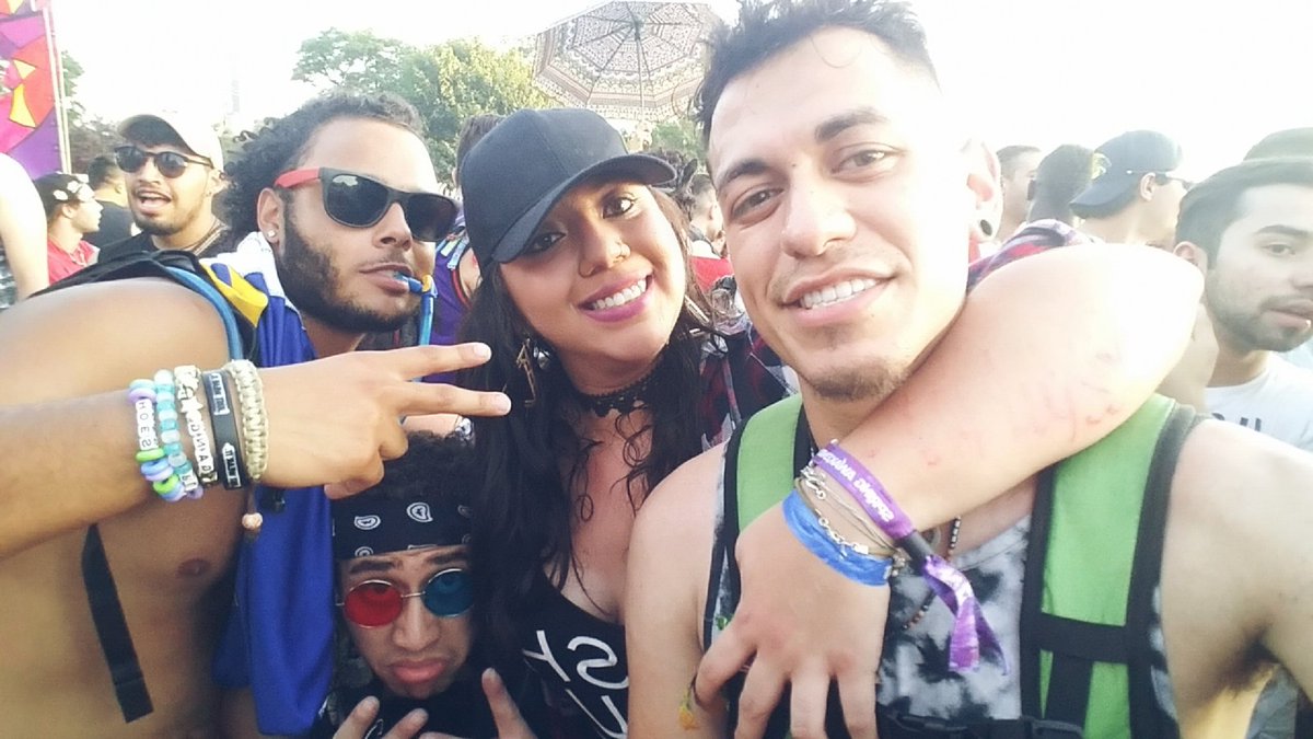 FineClementine's tweet photo. #TBT #SAMF2016 @JoshuaEGrayson @EfrenBottles https://t.co/2gJ1cIGpLu