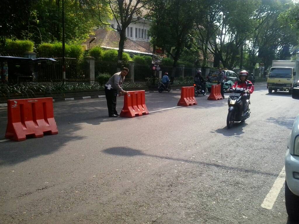 polresjogja's tweet photo. 10.00 Persiapan alih arus lebaran, petugas Unitdikyasa pasang waterbarrier di sepanjang Jl ABA https://t.co/W8jNTNleNs