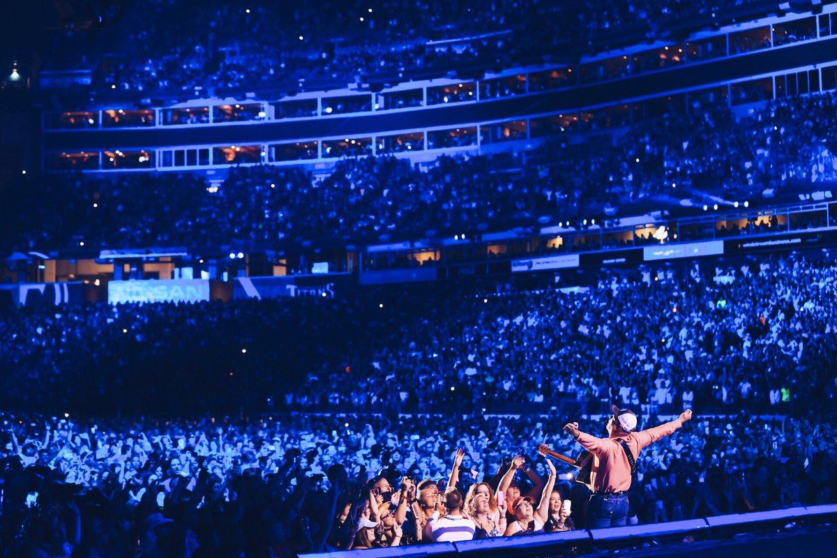 garthbrooks's tweet photo. What an AWESOME week for Nashville! Thanks #CMAfest for inviting me to 'surprise' on opening night! HA! love, g https://t.co/n4tsF1ZqTk