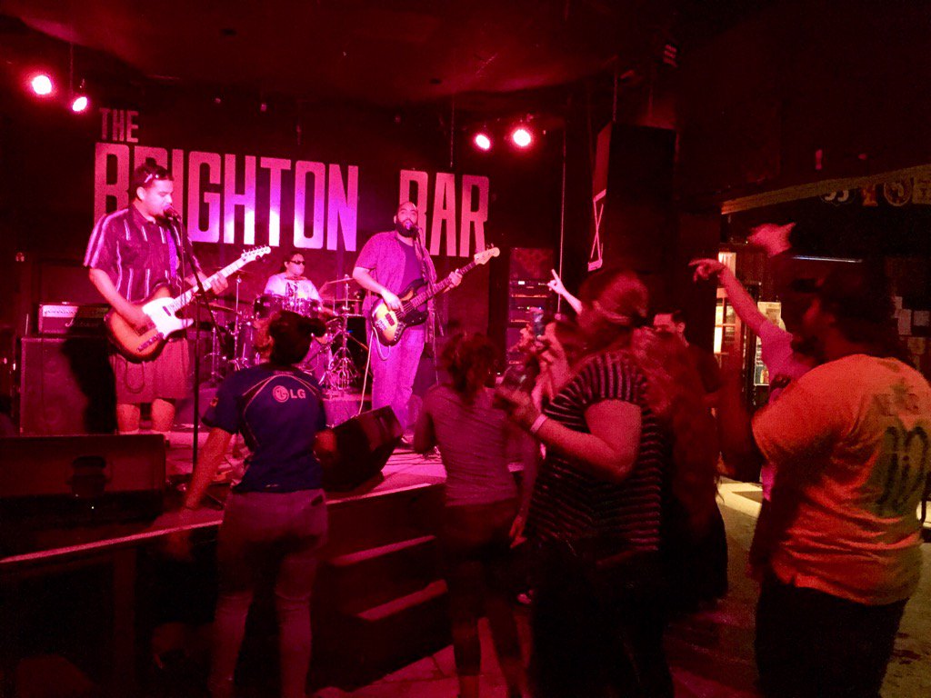 CharleyBruns's tweet photo. #Eastbourne delights fans w/ great new and familiar songs @ #BrightonBar #LongBranchNJ https://t.co/fE5n76xOsM