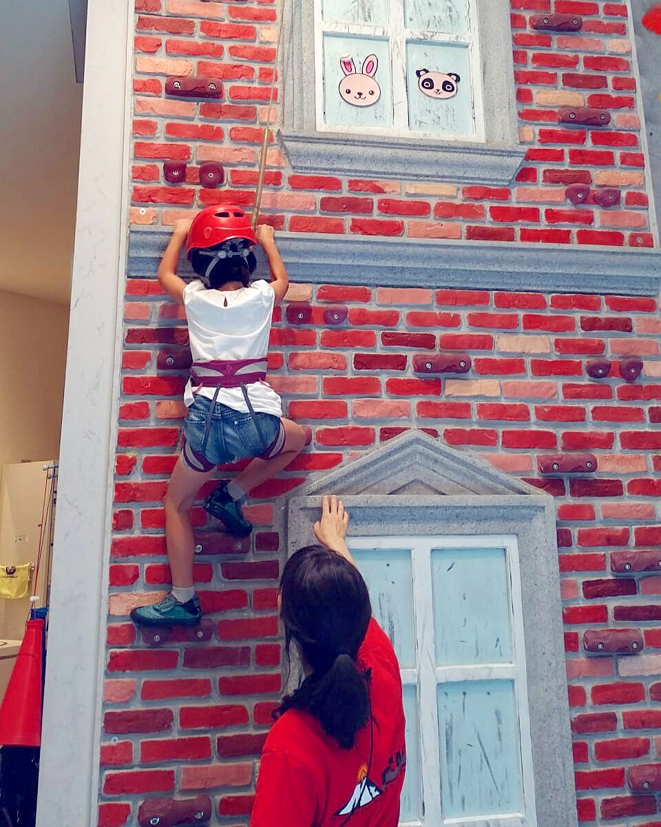 先日、＃娘 を ＃ボルダリング へ連れて行ったところ、スイスイと上へ😅 自分も #小学生 の頃は ＃木登り ＃得意 だったのに、今や少しの段差でつまづく始末・・・ ＃老い・・・😱 動ける ＃ラーメン屋 目指します！（笑）