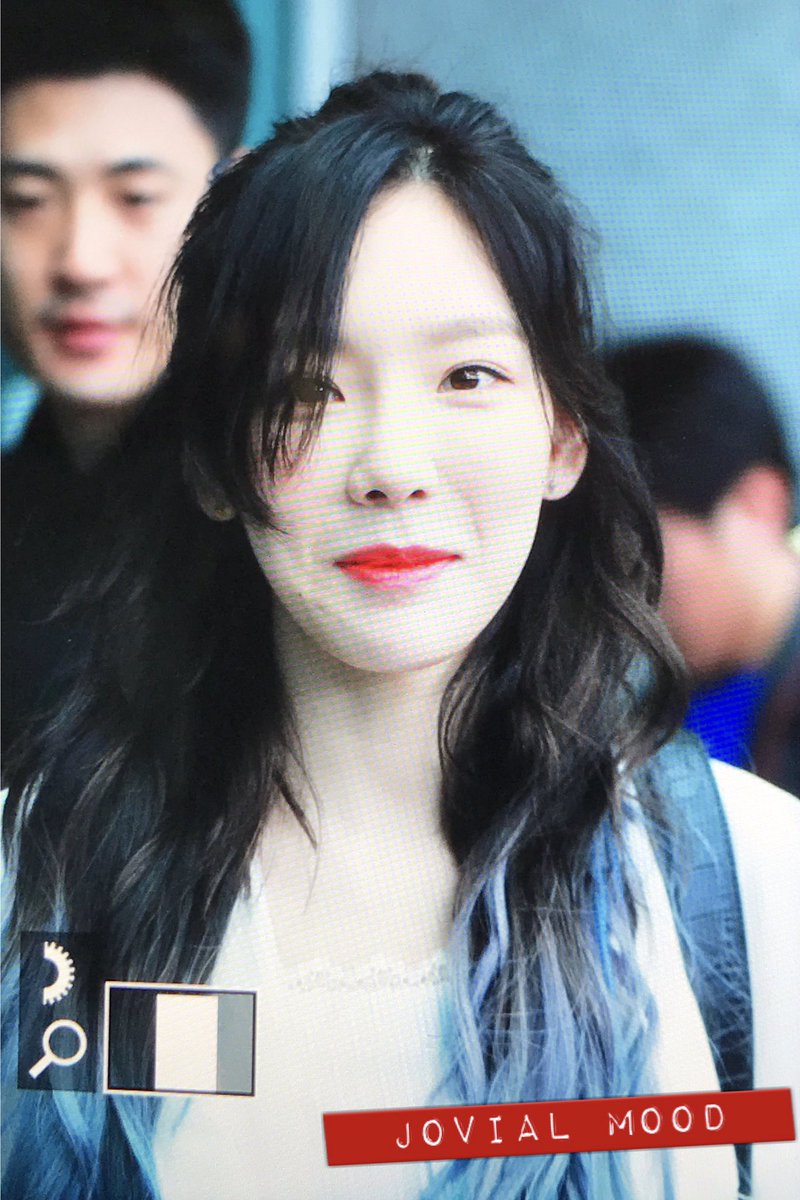 [PIC][09-06-2017]TaeYeon khởi hành đi Hồng Kông để tham dự 2 đêm "PERSONA in HONG KONG" vào trưa nay DB2dcJiU0AEMl4F