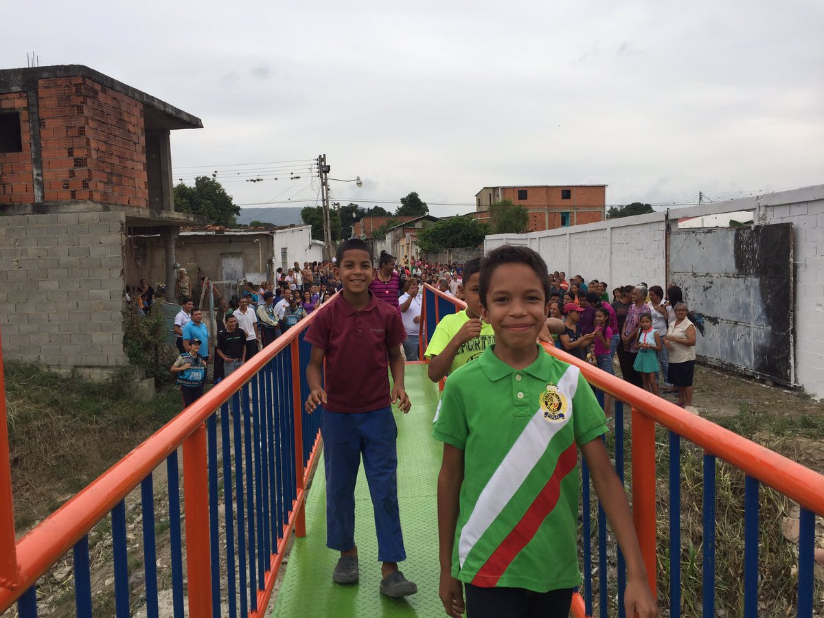 Ver el rostro de alegría de la comunidad pasando la pasarela NO TIENE PRECIO <a href="/Alc_Bejuma/">Alcaldia de Bejuma</a>