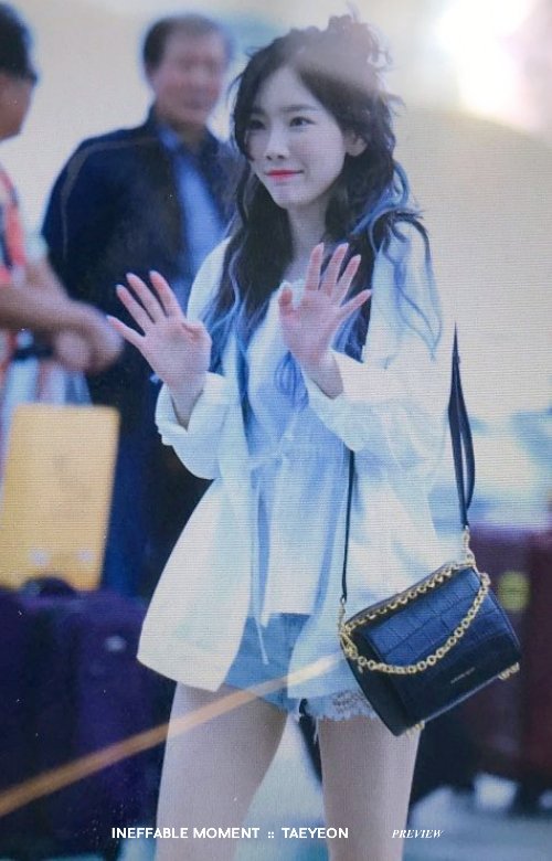 [PIC][09-06-2017]TaeYeon khởi hành đi Hồng Kông để tham dự 2 đêm "PERSONA in HONG KONG" vào trưa nay - Page 3 DB2eRR8UAAEZZTD