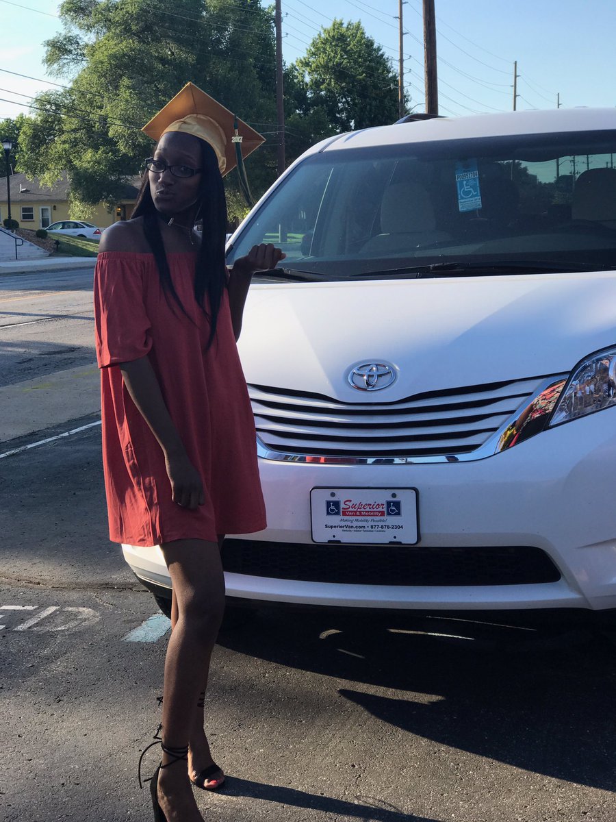 60ShadesOfSyd's tweet photo. No I couldn't walk but today was STILL my day....academic honors and graduated with a baby and managed a full time job through it all fwm๐คฃ๐ https://t.co/nVWwgjH79T
