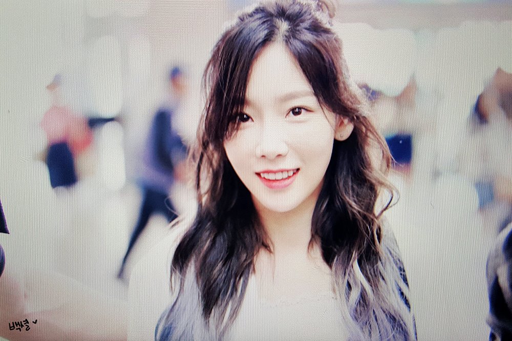 [PIC][09-06-2017]TaeYeon khởi hành đi Hồng Kông để tham dự 2 đêm "PERSONA in HONG KONG" vào trưa nay DB2gkufUAAAfq44