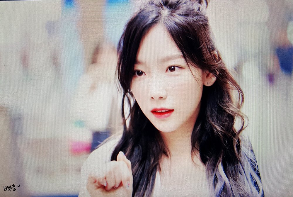 BAEKSSUEL's tweet photo. 170609 탱구 출국💜
#태연 #TAEYEON https://t.co/EQh3qxZGQh