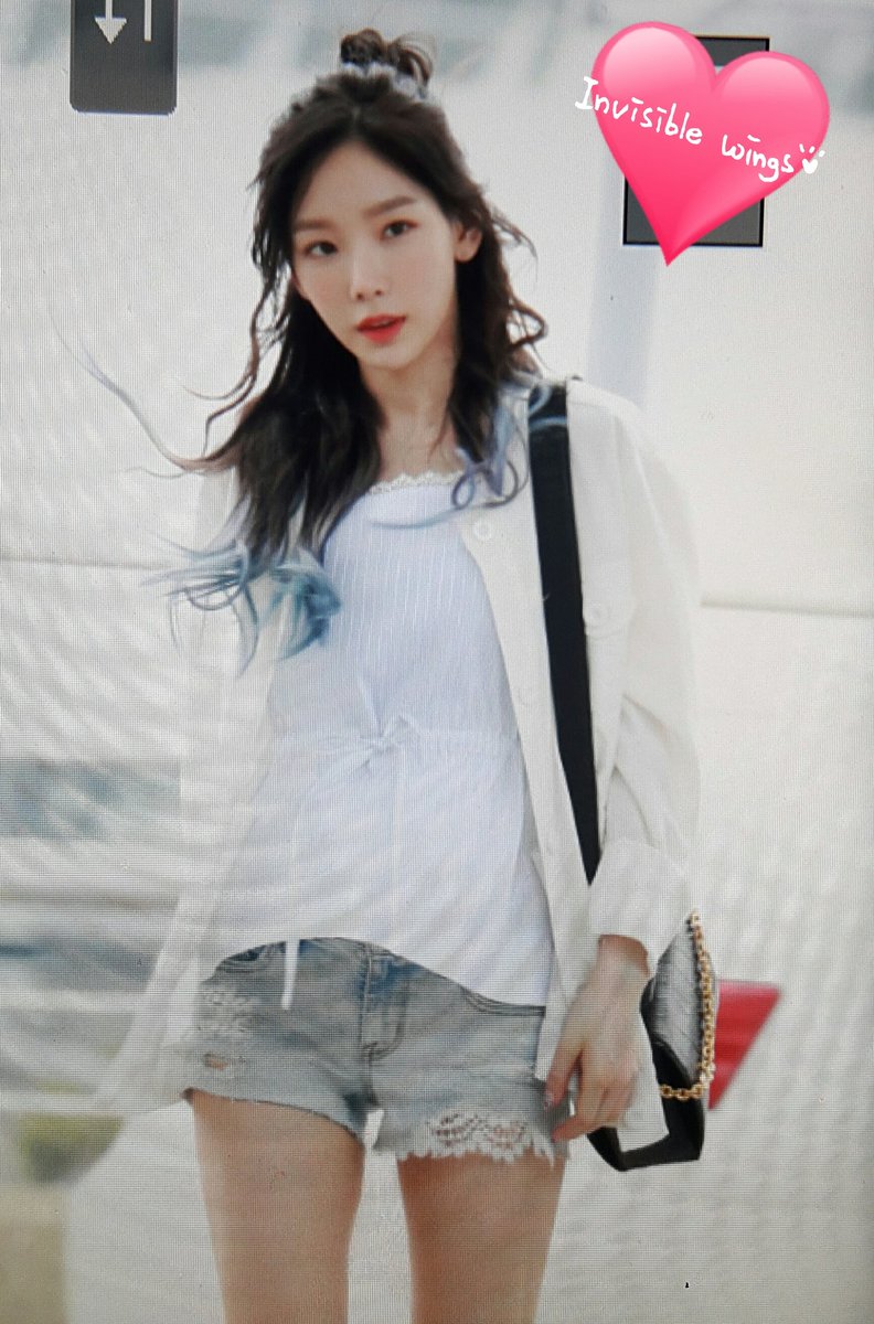 [PIC][09-06-2017]TaeYeon khởi hành đi Hồng Kông để tham dự 2 đêm "PERSONA in HONG KONG" vào trưa nay DB2hNh3UIAAModK