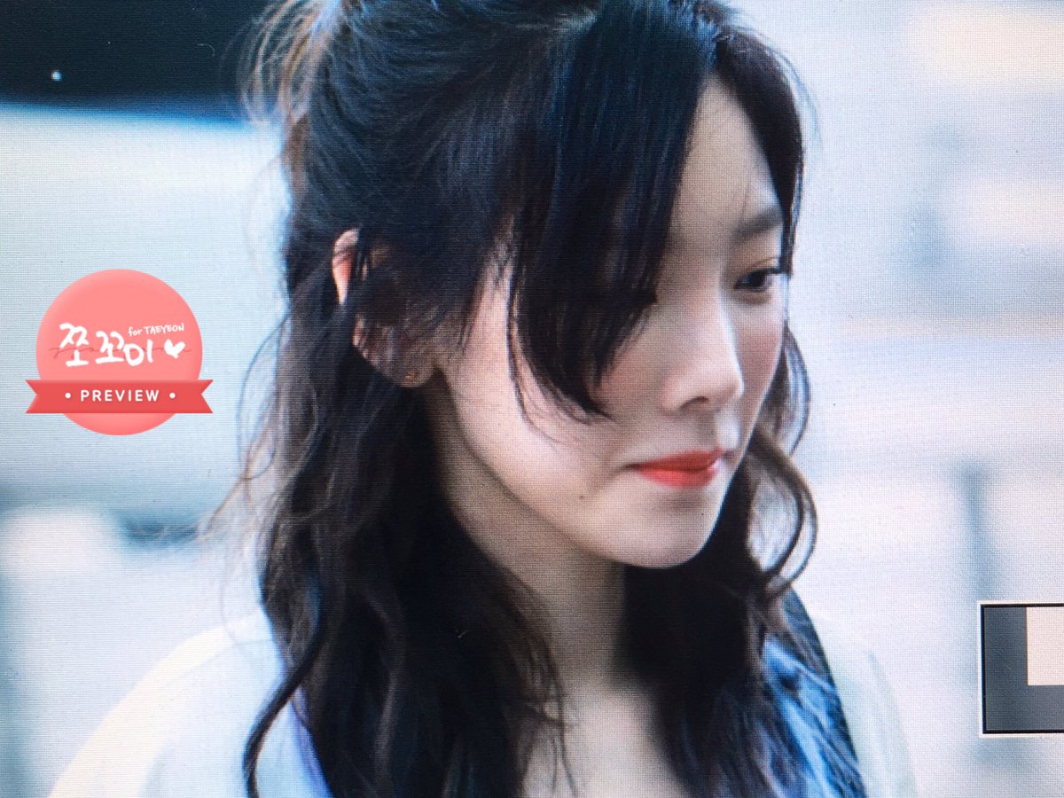 [PIC][09-06-2017]TaeYeon khởi hành đi Hồng Kông để tham dự 2 đêm "PERSONA in HONG KONG" vào trưa nay DB2hRiFUMAYq4sj