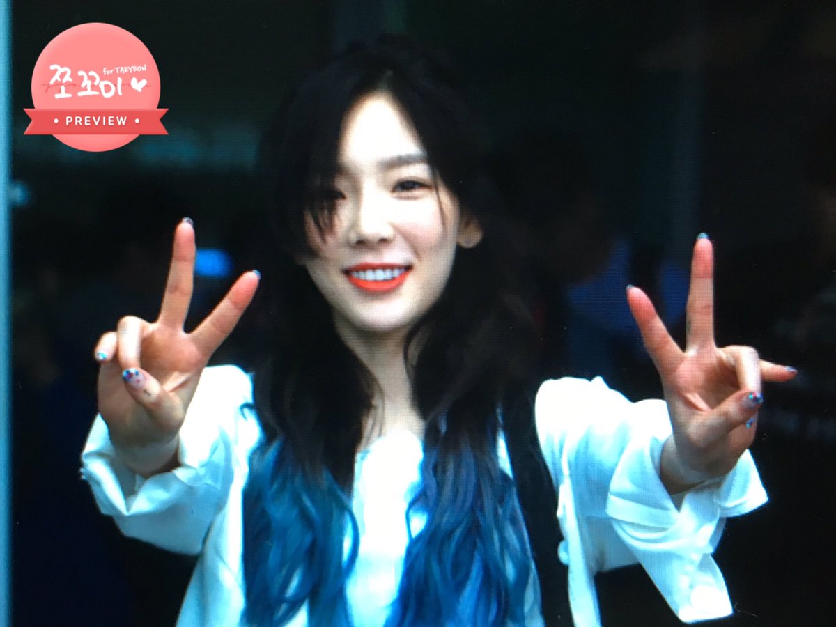 [PIC][09-06-2017]TaeYeon khởi hành đi Hồng Kông để tham dự 2 đêm "PERSONA in HONG KONG" vào trưa nay DB2hSn4UwAAIM_w