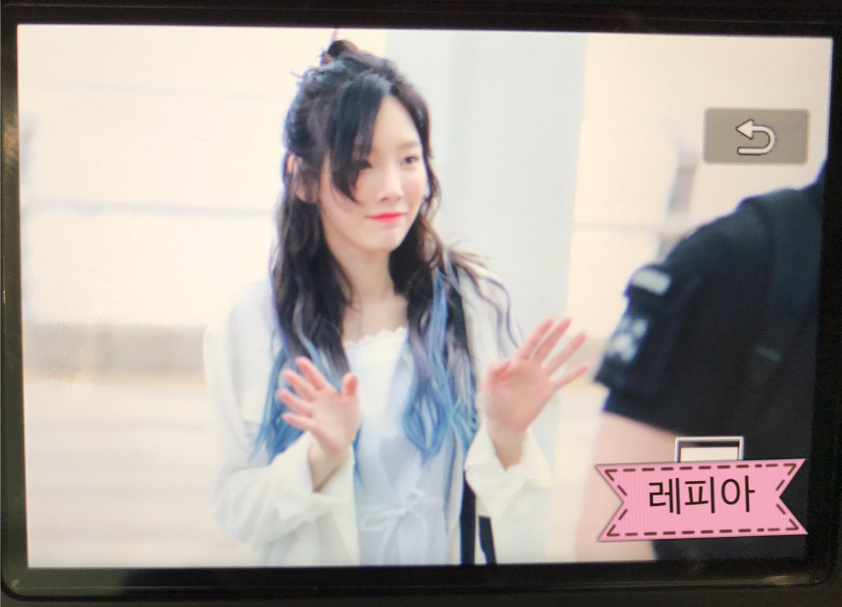 [PIC][09-06-2017]TaeYeon khởi hành đi Hồng Kông để tham dự 2 đêm "PERSONA in HONG KONG" vào trưa nay DB2hw_RU0AMqRIH