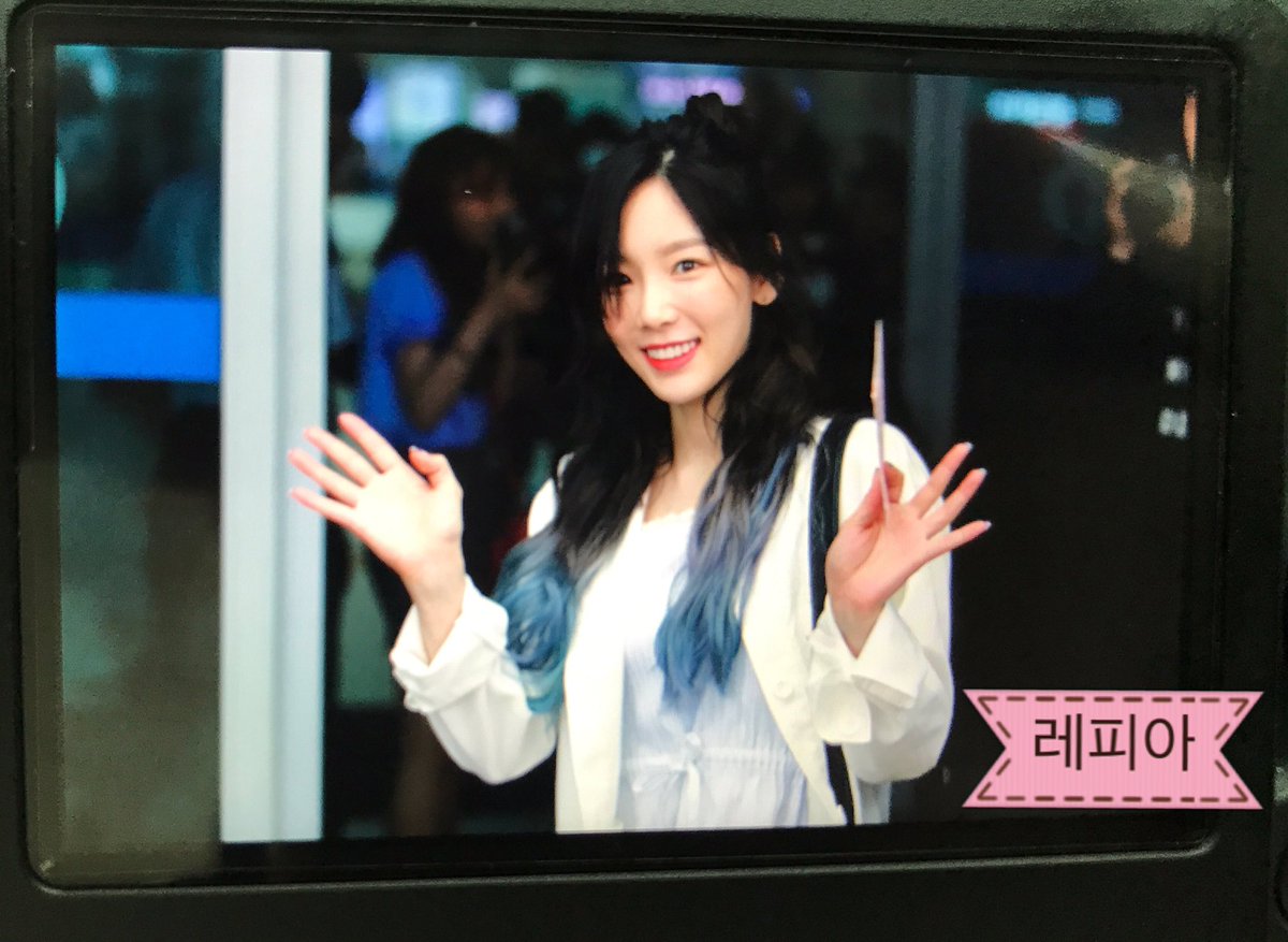 [PIC][09-06-2017]TaeYeon khởi hành đi Hồng Kông để tham dự 2 đêm "PERSONA in HONG KONG" vào trưa nay DB2iDVkV0AA0Bmj