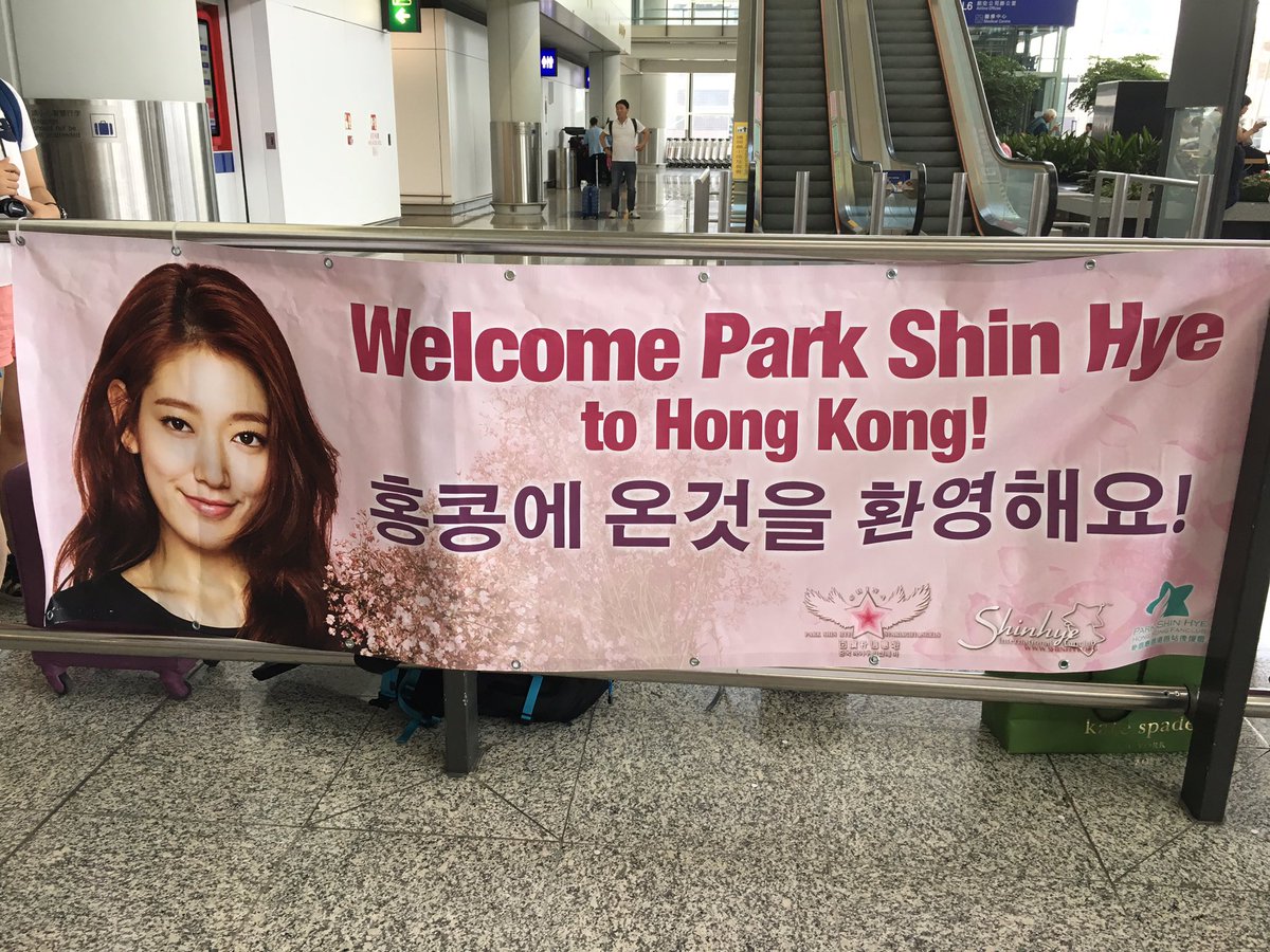 PSH_IFC's tweet photo. Fixing up the banner #hongkong #parkshinhye #FlowerOfAngelinHK https://t.co/xqcDwhWK4X