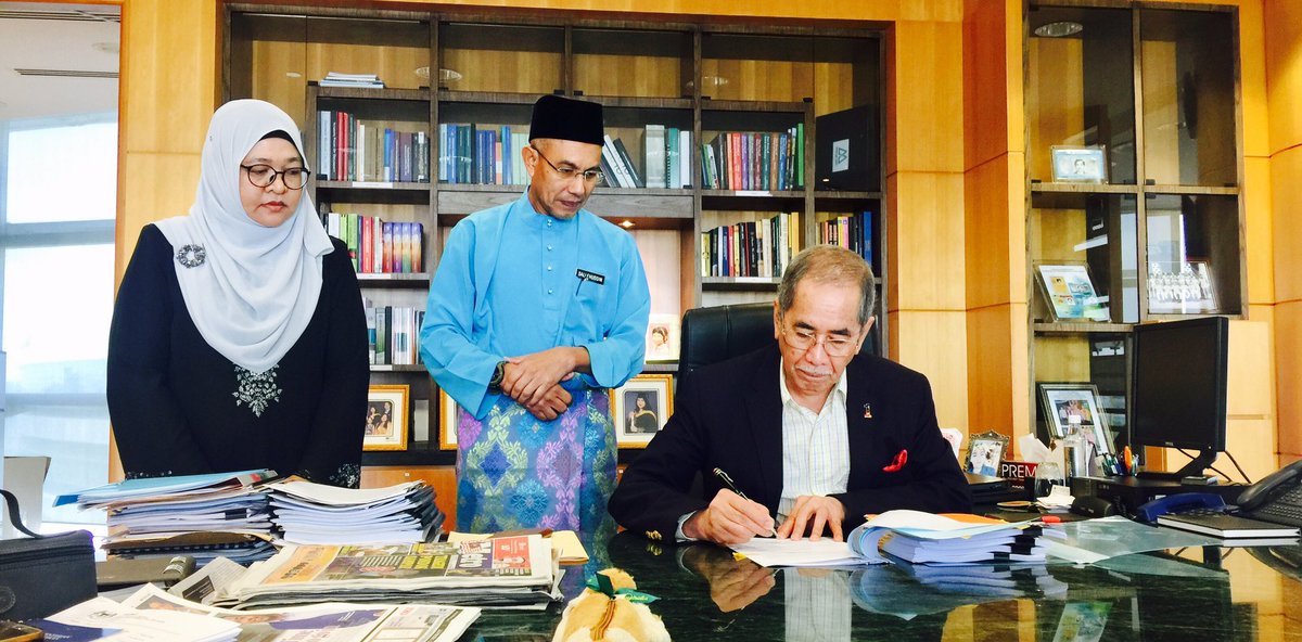 dswanjunaidi's tweet image. Menandatangani Warta Sistem Pentadbiran Tanah Elektronik.