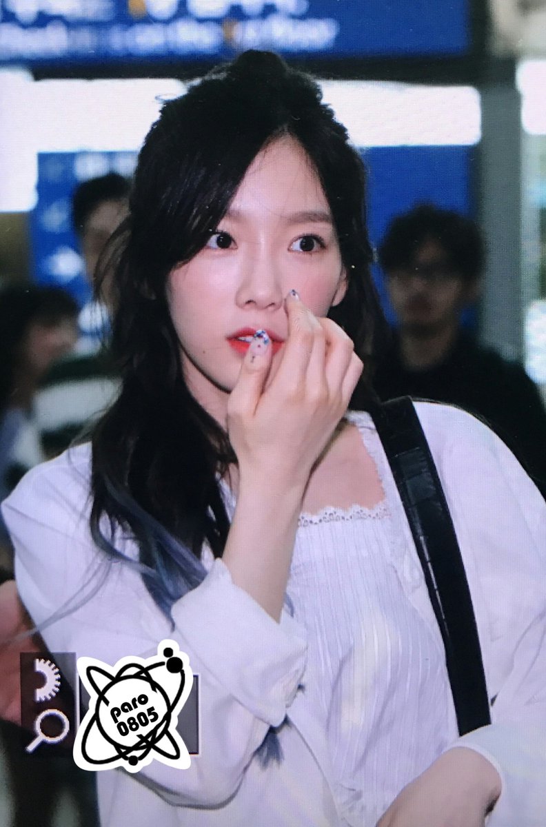 [PIC][09-06-2017]TaeYeon khởi hành đi Hồng Kông để tham dự 2 đêm "PERSONA in HONG KONG" vào trưa nay DB2jxTaVoAAfuUM