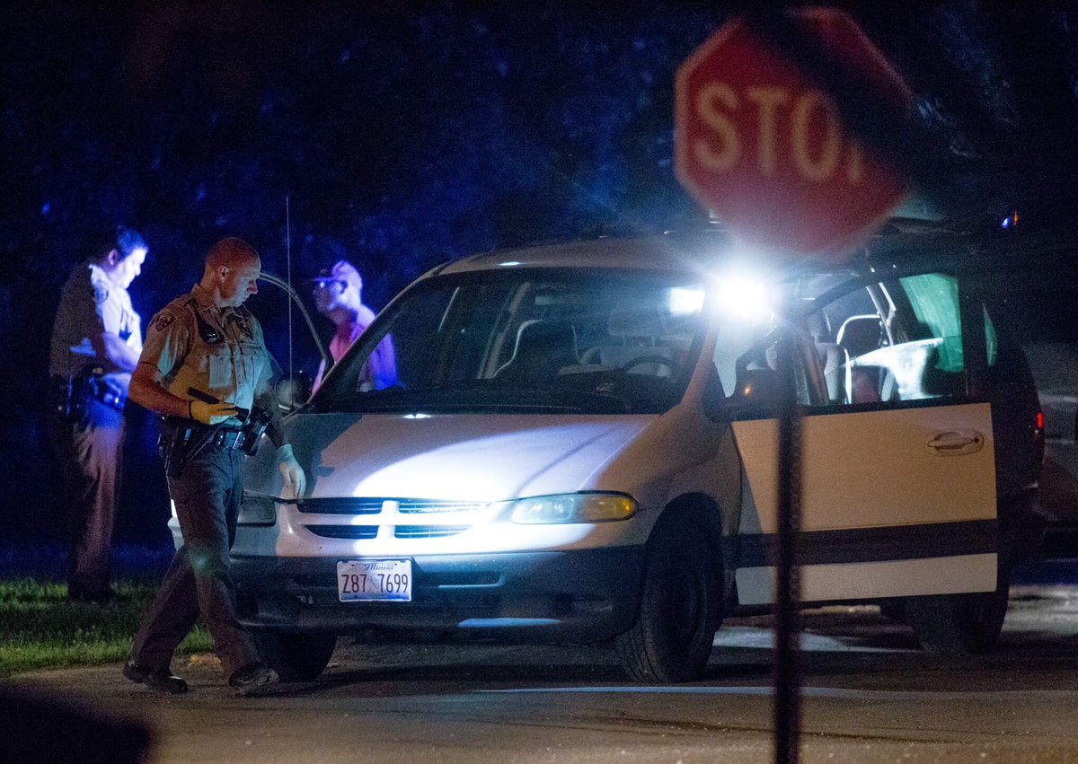 brianmmunoz's tweet image. Police search a car for drugs after a traffic stop, Thursday, June 8, 2017, in Fairmont City #scannerchasing