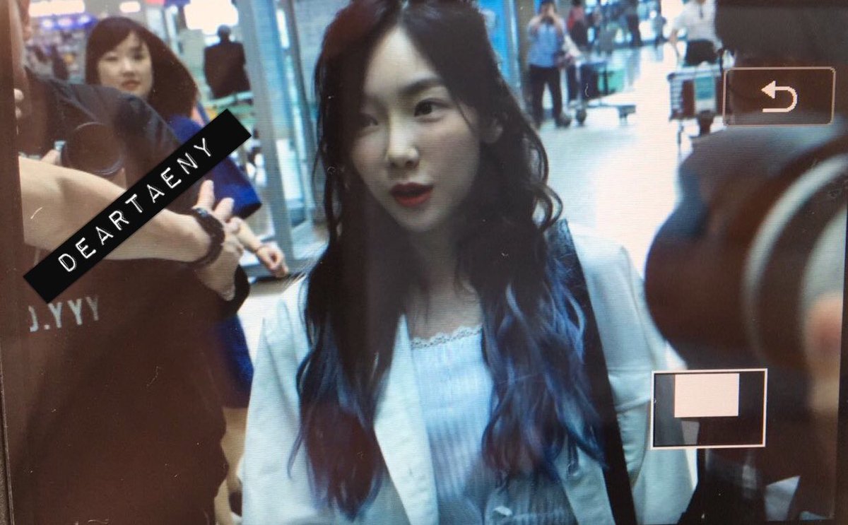 [PIC][09-06-2017]TaeYeon khởi hành đi Hồng Kông để tham dự 2 đêm "PERSONA in HONG KONG" vào trưa nay - Page 2 DB2nU1ZUMAAQCLr