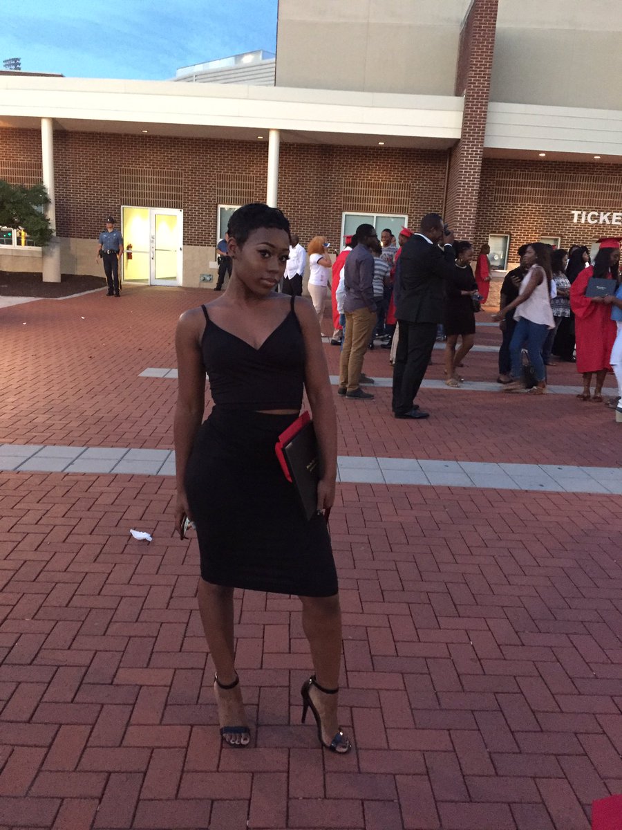 zur_ania's tweet photo. Momma I made it ❤️ #2k17 #DubP #Graduate https://t.co/WhhXnCv45Y