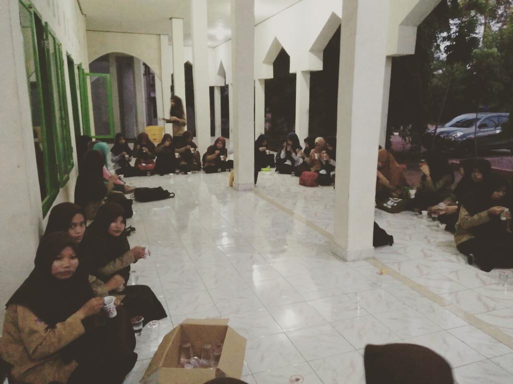 LDKGamais_PKM's tweet photo. #kantin #ifthor #ikhwan #akhwat #MPMTidung #LDKGamaisPKM #TimCreativeSyiar #2017 https://t.co/Ra2O1qzw6B