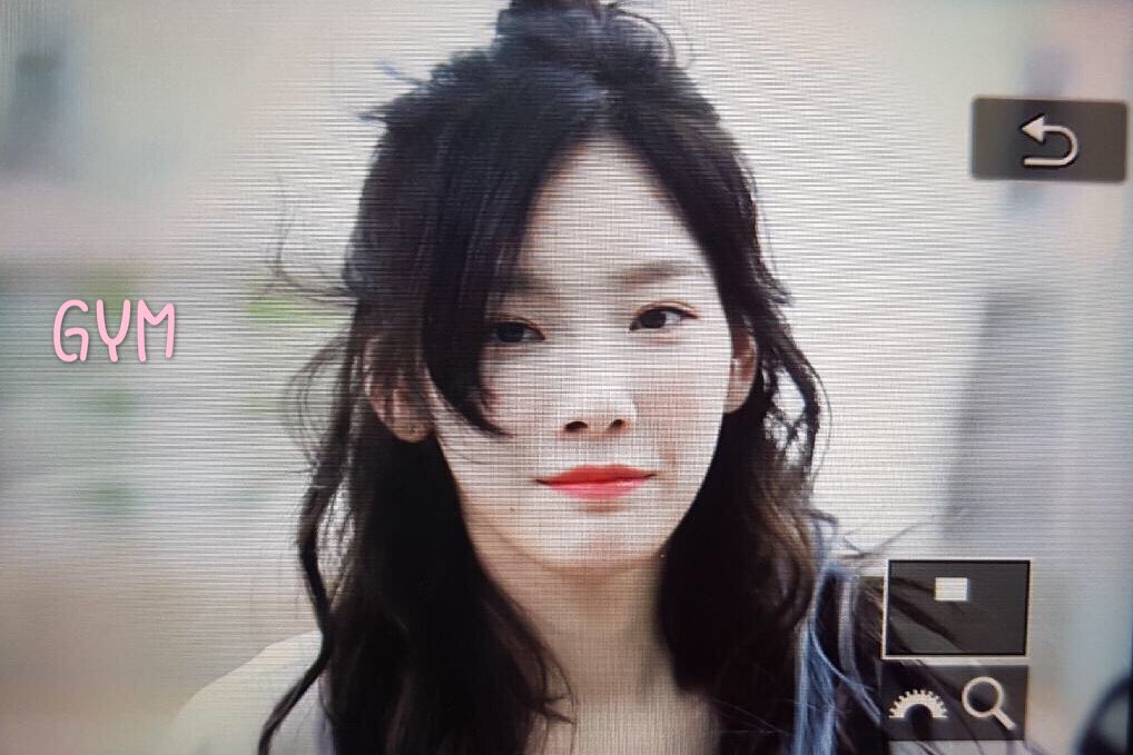 [PIC][09-06-2017]TaeYeon khởi hành đi Hồng Kông để tham dự 2 đêm "PERSONA in HONG KONG" vào trưa nay DB2rhNJUIAAWnLI