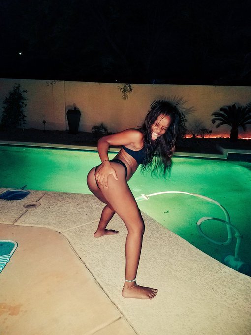 1 pic. #LateNightSwims https://t.co/2sBvAyqVdT