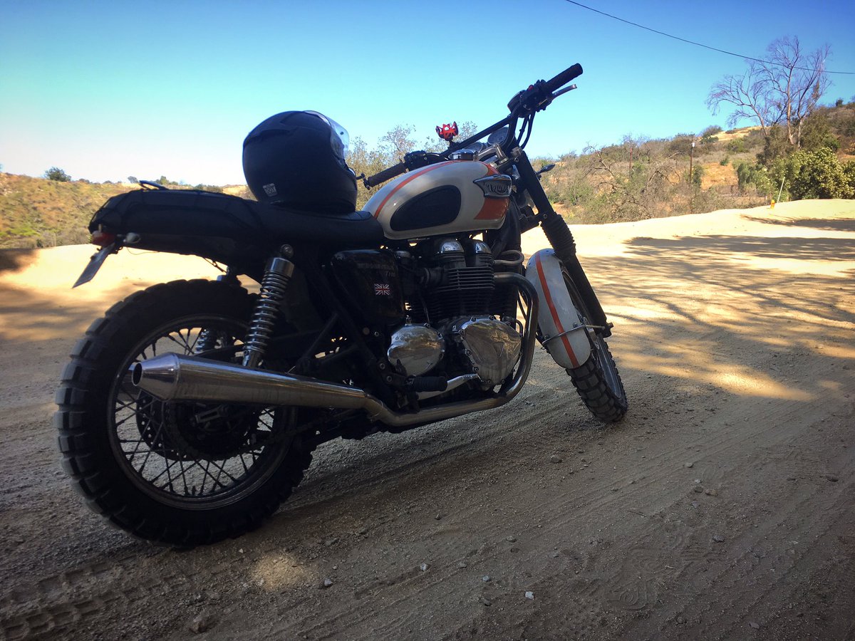 RideFastDieOld's tweet photo. The Mulholland less traveled. #Triumphbonneville #scrambler #caferacer https://t.co/WTeKZ4BsiS