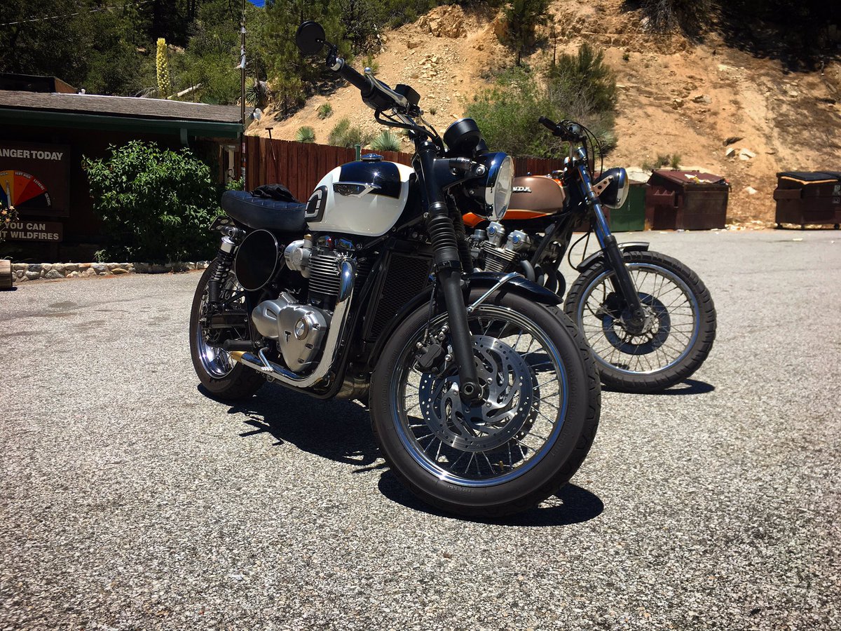 RideFastDieOld's tweet photo. Good parking closed restaurant. #triumph #tracker #newcombranch https://t.co/LBjiWSJnlz