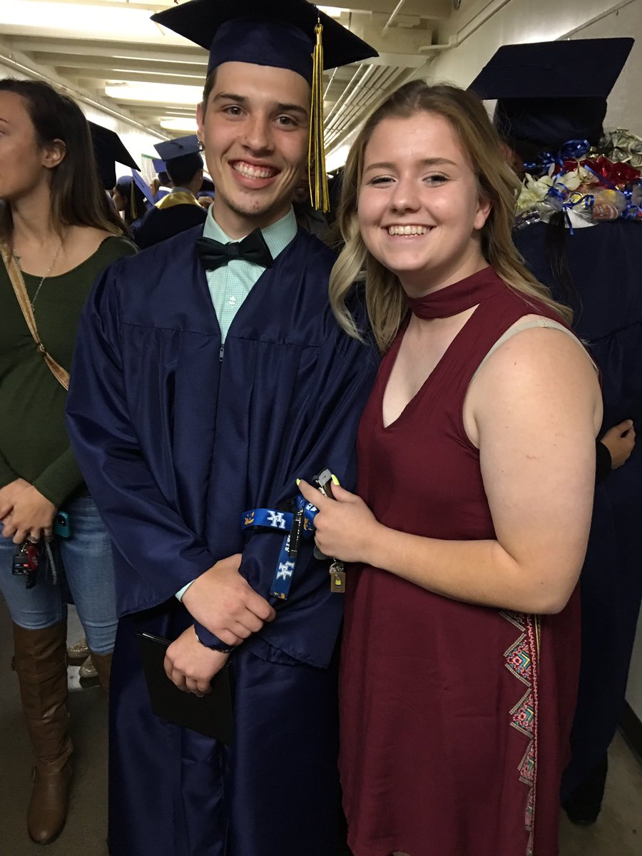 mmmarinovich33's tweet photo. yuh🎓🤘🏻🎉 #June8th2017 https://t.co/s7Ac6kvNuL