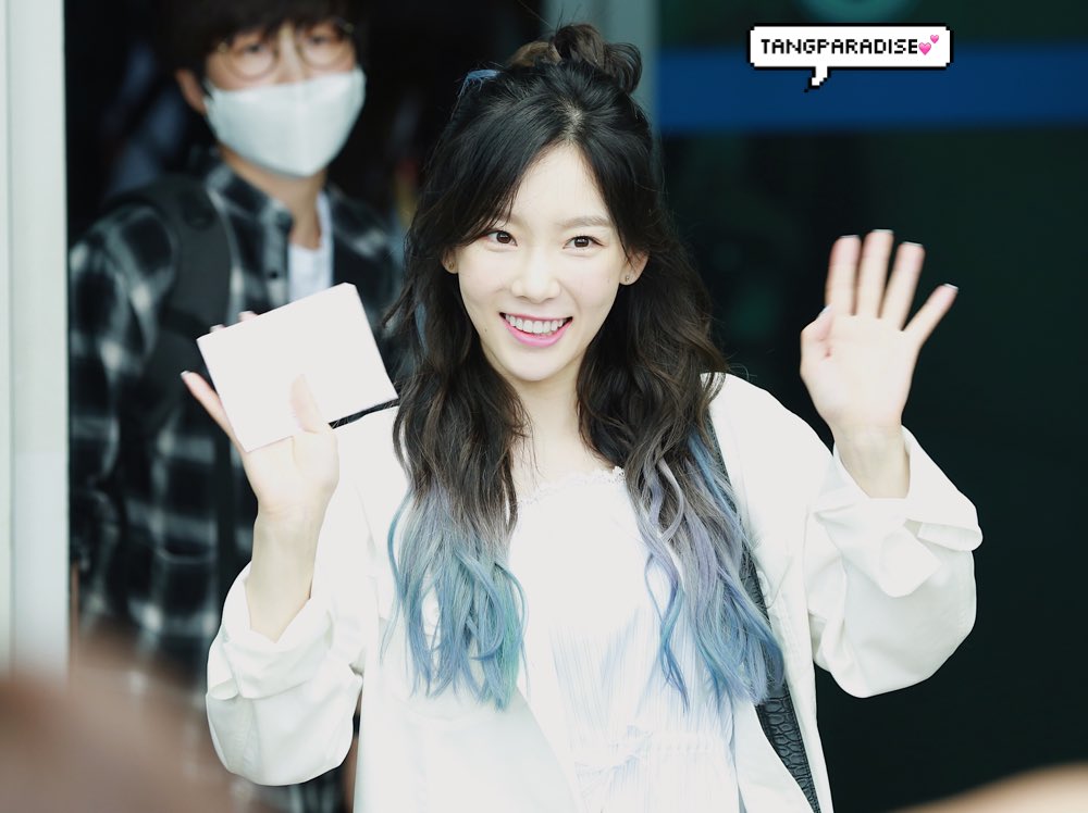 [PIC][09-06-2017]TaeYeon khởi hành đi Hồng Kông để tham dự 2 đêm "PERSONA in HONG KONG" vào trưa nay - Page 2 DB2y9byU0AAy81y