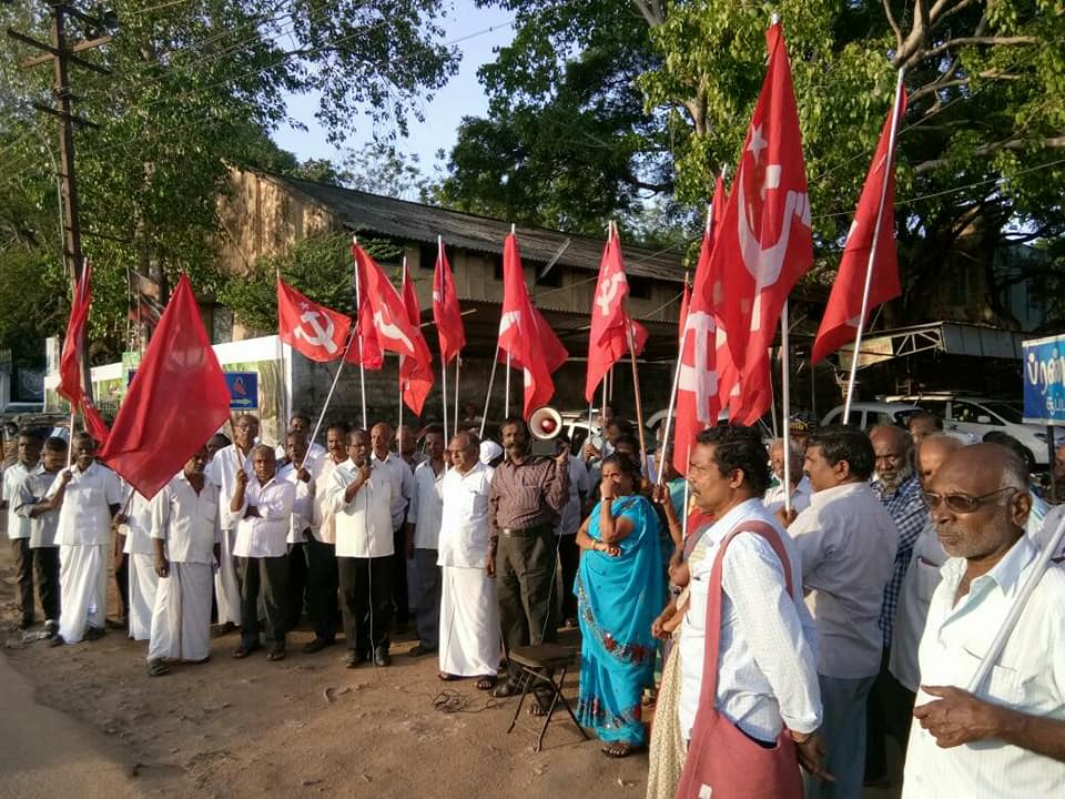 tncpim's tweet photo. #CPIM பொதுச்செயலாளர் #SitaramYechury மீதான #RSS ன் கொலை முயற்சியை கண்டித்து வடசேரியில் கண்டன ஆர்ப்பாட்டம் #RSSAfraidofCPIM #StandWithYechury https://t.co/0Xfu5IC1vM