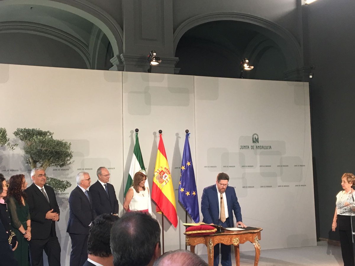 AndaluciaJunta's tweet photo. @susanadiaz @soniagaya1 @EducaAnd @saludand @CulturaAND 📸 Rodrigo Sánchez Haro @rodrigosanhar toma posesión de su cargo como consejero de @AgriculturAnd del Gobierno de #Andalucía https://t.co/UXbpvApli9