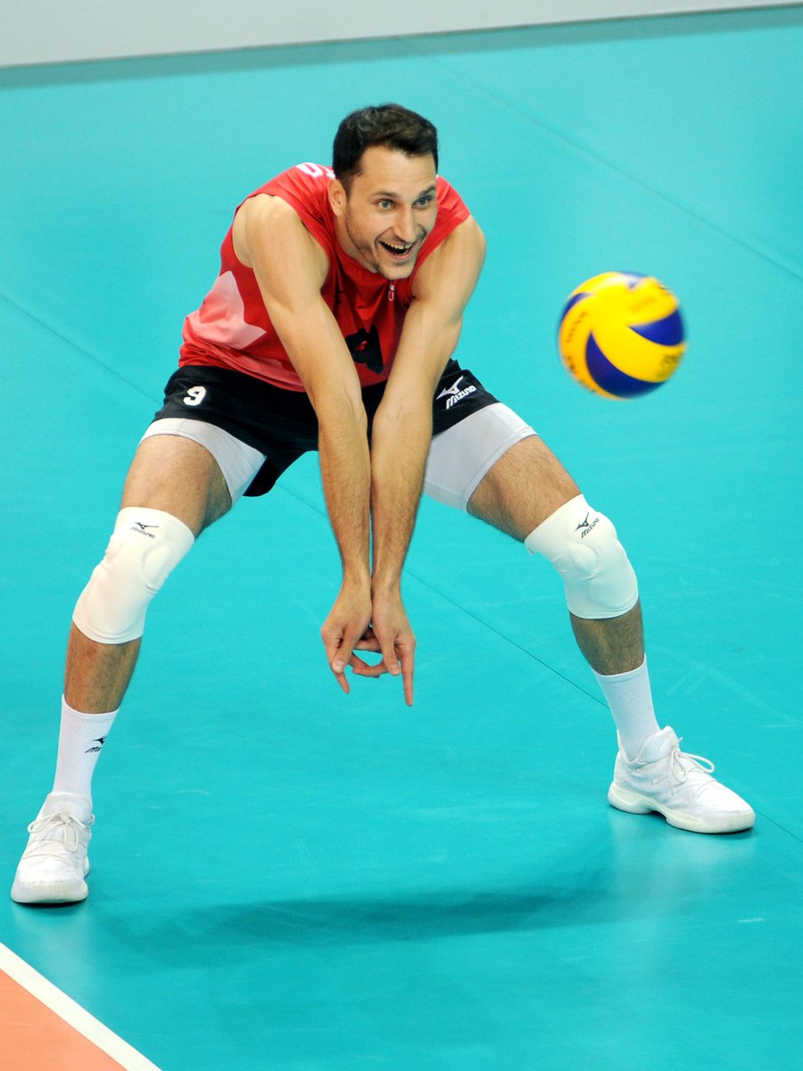 KlubJW's tweet photo. Kolejny w-end z udziałem przedstawicieli JW w @FIVBWorIdLeague. @homeonthecourt i B. #Szczebak w 🇫🇮, M.#Muzaj i @Jayderocco w 🇧🇬. #nasiwLŚ https://t.co/OsCrKQ3H6Y